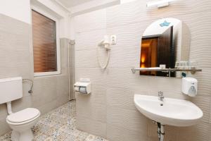 A bathroom at Hotel Metro