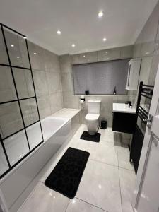 Gambar di galeri bagi Spacious 3 Bed Home - Ideal for Families & Groups di Stanford le Hope