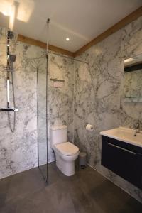 Ένα μπάνιο στο 1 Bed Hut - Sleeps 4 - Pets - Parking