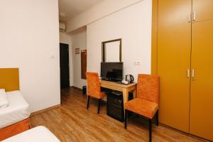 A television and/or entertainment centre at Hotel Metro