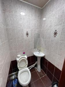 Un baño de Cube Guest House OSH