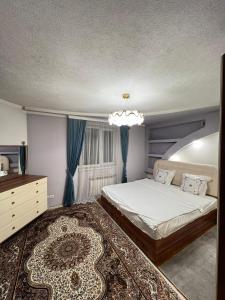 Una cama o camas en una habitación de Cube Guest House OSH