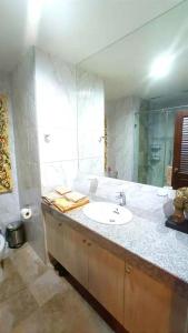 un bagno con un lavandino e un grande specchio di View talay 6 Pattaya by Starry Sky a Centro di Pattaya