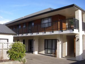 Un edificio con un balcón en la parte superior. en Heritage Court Lodge Oamaru, en Oamaru