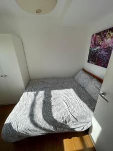 Ένα ή περισσότερα κρεβάτια σε δωμάτιο στο Self contained one bedroom flat in the heart of Brighton, close to the beach