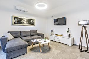 Μια τηλεόραση ή/και κέντρο ψυχαγωγίας στο Chill Out Apartments Aurora