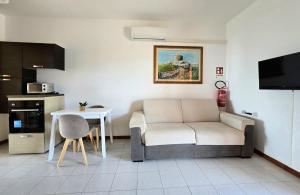 卡皮塔纳Tuffo nel blu Capitana, Best Vacation Ever的客厅里有一张沙发和一张桌子。