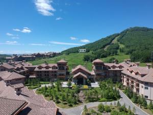 抚松县长白山凯悦酒店的享有高山度假村的空中景致