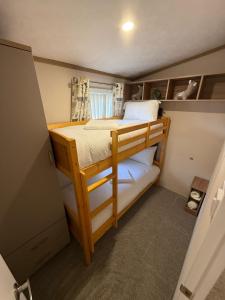 Litera en habitación pequeña en Goldfinch Lodge at Brickyard Lakes, en Amotherby