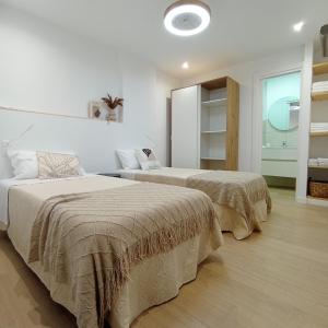 Ένα ή περισσότερα κρεβάτια σε δωμάτιο στο Cozy-Central Apartment4