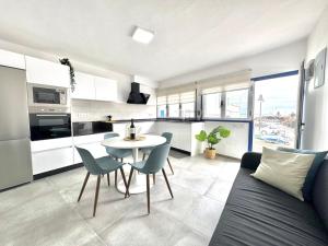 a kitchen and living room with a table and chairs at Ocean View El Varadero in Punta Mujeres