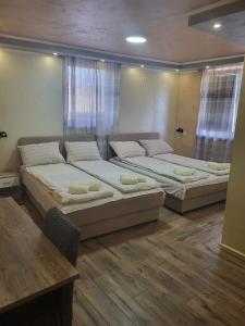 Rúm í herbergi á Prenociste Rooms Simke