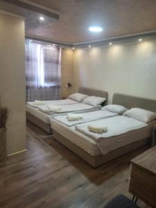 Rúm í herbergi á Prenociste Rooms Simke