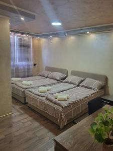Rúm í herbergi á Prenociste Rooms Simke