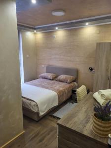 Rúm í herbergi á Prenociste Rooms Simke