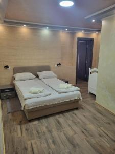 Rúm í herbergi á Prenociste Rooms Simke