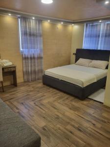 Rúm í herbergi á Prenociste Rooms Simke