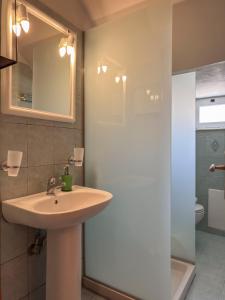 Ένα μπάνιο στο Alisahni Home 1 +19 φωτογραφίες