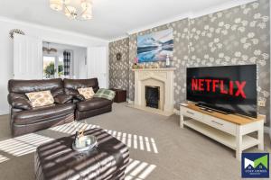 Televisyen dan/atau pusat hiburan di Spacious 5 Bedroom 2 Bathroom Home with Parking, WiFi and Garden Near NEC, HS2 and Solihull +33 gambar