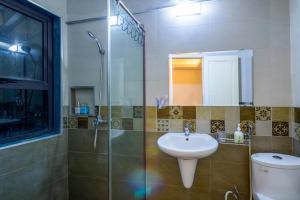 un baño con lavabo y ducha en Orchid Villa, en Kỳ Vĩ 41 fotos más