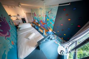 万津Maya Bay Residences at Gamuda Cove, Dengkil by Plush的宿舍间设有攀岩墙和一张床。