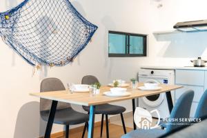 Maya Bay Residences at Gamuda Cove, Dengkil by Plush的厨房或小厨房