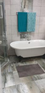 Ένα μπάνιο στο Dragon's Lair Self Catering +7 φωτογραφίες