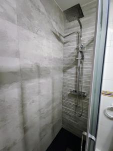 łazienka z prysznicem i umywalką w obiekcie Acogedor dúplex en urbanización con piscina en Ajo w mieście Ajo +14 zdjęć