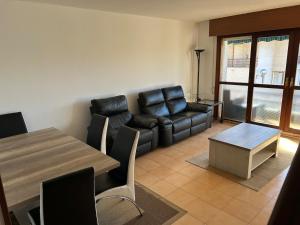 Część wypoczynkowa w obiekcie Acogedor dúplex en urbanización con piscina en Ajo