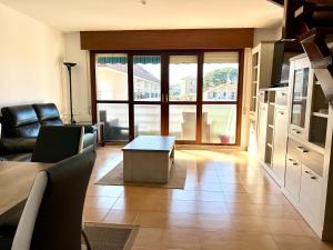 salon z kanapą i stołem w obiekcie Acogedor dúplex en urbanización con piscina en Ajo w mieście Ajo