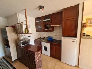 Kuchnia lub aneks kuchenny w obiekcie Acogedor dúplex en urbanización con piscina en Ajo