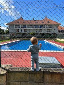 Basen w obiekcie Acogedor dúplex en urbanización con piscina en Ajo lub w pobliżu