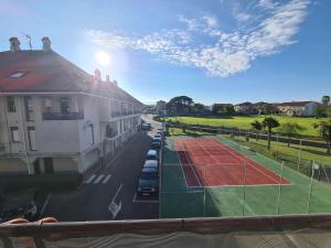 Tenis lub squash w obiekcie Acogedor dúplex en urbanización con piscina en Ajo lub w pobliżu