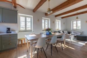 a kitchen and dining room with a wooden table and chairs at Käpt'ns Hus in Ahrenshoop