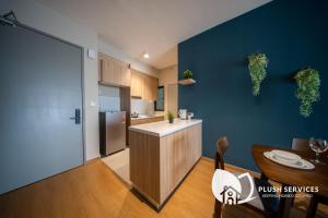 Maya Bay Residences at Gamuda Cove, Dengkil by Plush的厨房或小厨房
