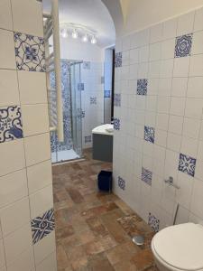 un bagno con un water, un lavandino e una vasca di Il Limoneto di Teresa Amalfi Coast a Maiori Altre 67 foto