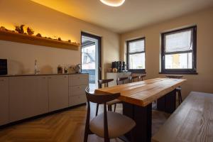 Kuchyň nebo kuchyňský kout v ubytování Arianna Suites Longevity