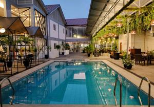 Bazén v ubytování Hotel Halo Angeles City nebo v jeho okolí