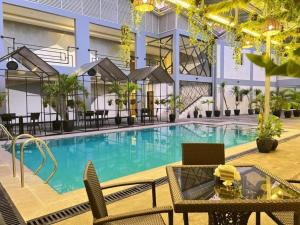 Bazén v ubytování Hotel Halo Angeles City nebo v jeho okolí