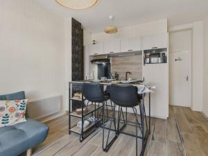 una cucina con un tavolo e sedie in una stanza di Escapade à 2 au Pouliguen - 160m de la plage a Le Pouliguen Altre 4 foto