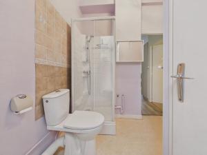 un bagno con wc e doccia di Escapade à 2 au Pouliguen - 160m de la plage a Le Pouliguen