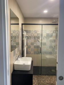 MiánegasにあるRural Apartmentの洗面台とシャワー付きのバスルーム +5枚の写真