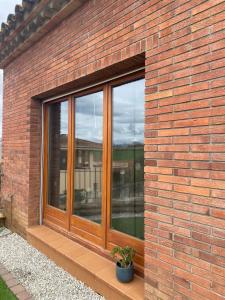 MiánegasにあるRural Apartmentのレンガ造りの建物側窓