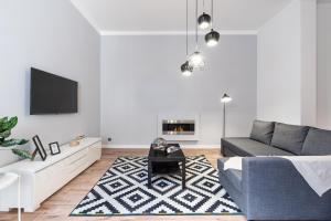 ブダペストにあるGetaway Oasis Apartmentのソファとテレビのあるリビングルーム