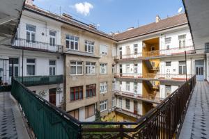 ブダペストにあるGetaway Oasis Apartmentのアパートメントビルのバルコニーから景色を望めます。