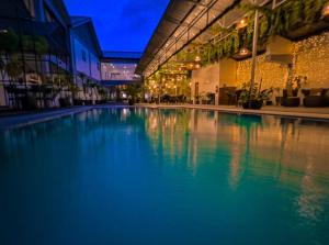Bazén v ubytování Hotel Halo Angeles City nebo v jeho okolí