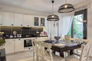 a kitchen with a dining room table and chairs at Alisahni Villa & Suite in Kato Daratso