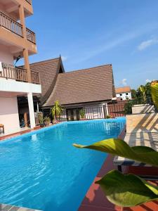 a large swimming pool in front of a building at Sisavang Vang Vieng Hotel in Vang Vieng