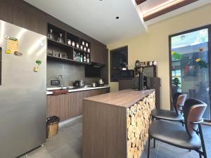 Virtuvė arba virtuvėlė apgyvendinimo įstaigoje Luyu Shijian B&B