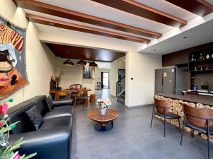 una sala de estar con un sofá y una mesa en Luyu Shijian B&B, en Lijiang
